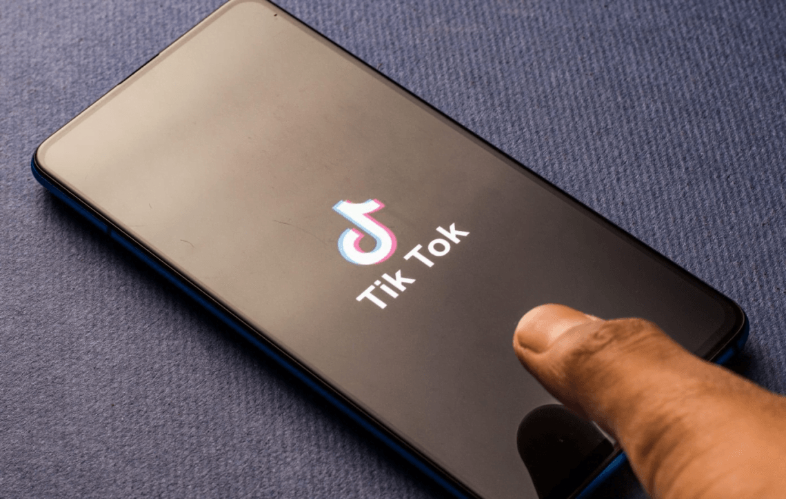 Tại sao người hâm mộ âm nhạc bị quyến rũ bởi những bản hit nhanh chóng của TikTok? Video trên TikTok thu hút hàng triệu người xem.
