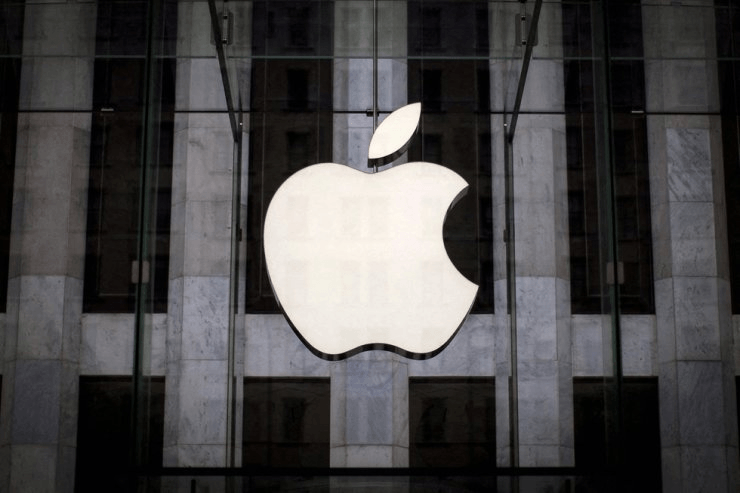 Apple bị chỉ trích vì khai thác lỗ hổng trong các quy định thanh toán trong ứng dụng của Hàn Quốc Một logo của Apple được treo phía trên lối vào một cửa hàng Apple ở New York.