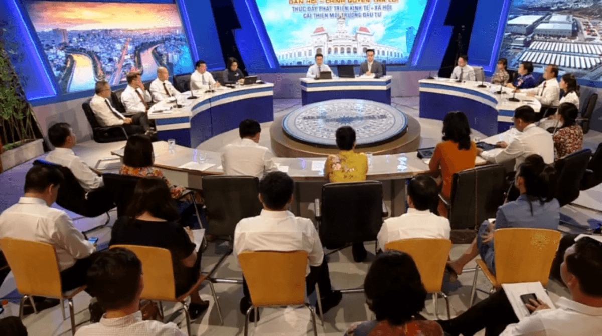 Chương trình “Dân hỏi - Chính quyền trả lời” với chủ đề: “Thúc đẩy phát triển kinh tế - xã hội, cải thiện môi trường đầu tư”.