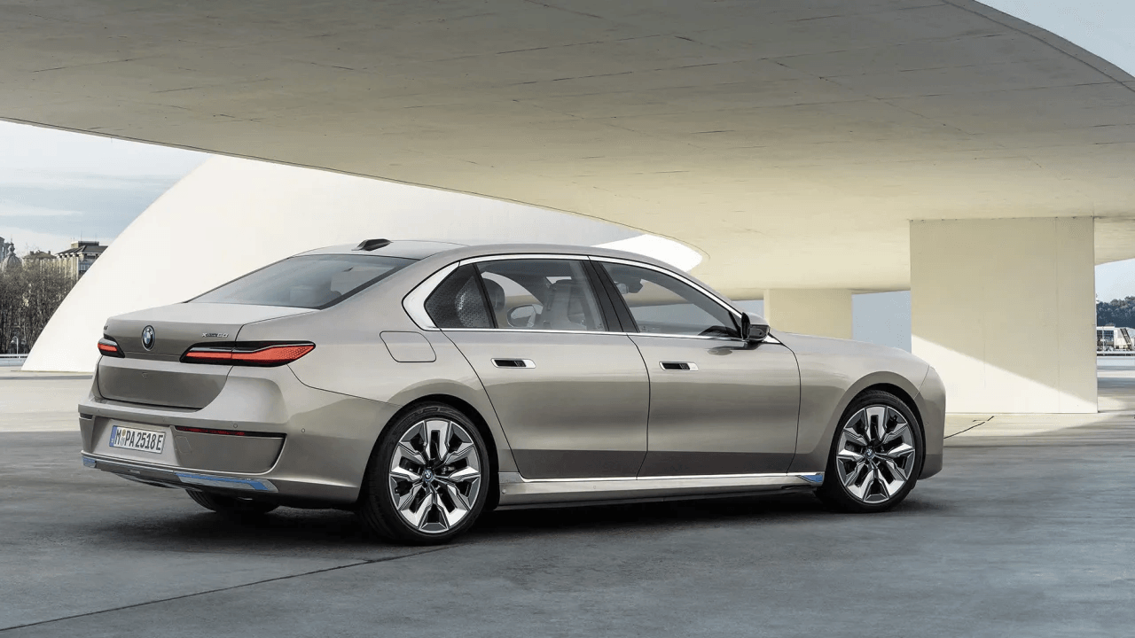 BMW tiết lộ chiếc flagship điện mới trị giá 120.000 đô la của mình. BMW tiết lộ chiếc flagship điện mới trị giá 120.000 đô la của mình.