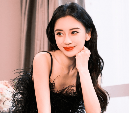 Angelababy bị fan tẩy chay vì xem show thoát y của ca sĩ Lisa Nữ diễn viên Angelababy.