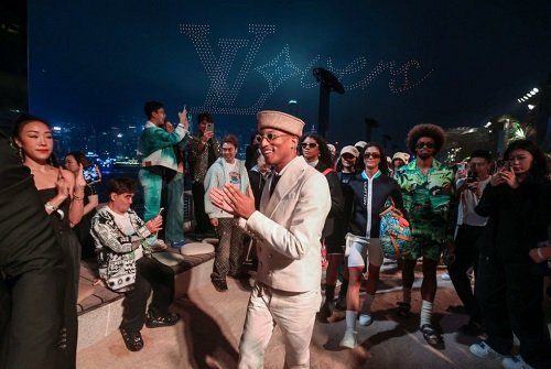 Louis Vuitton tổ chức show diễn thời trang để lấy lòng khách hàng Trung Quốc Buổi trình diễn thời trang của Louis Vuitton tại Trung Quốc.