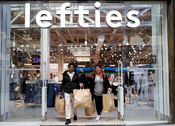 Khách hàng mua sắm tại lefties.