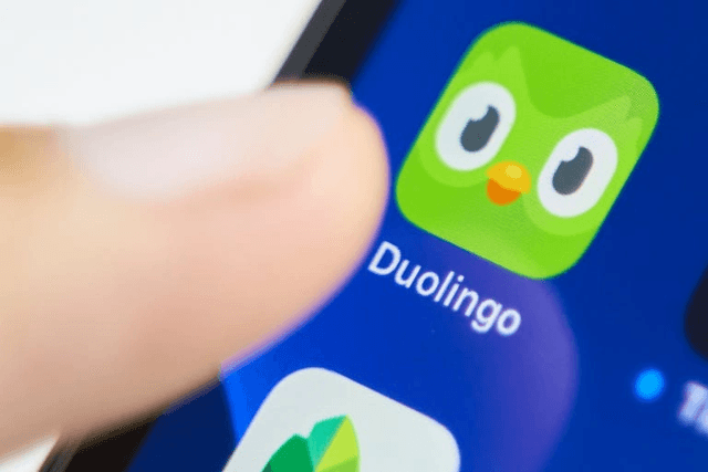 Người dùng quay lưng với ứng dụng vì lạm dụng AI, trải nghiệm mất chất Logo Duolingo trên smartphone.