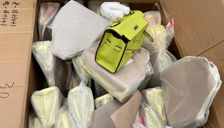 Hơn 2.000 sản phẩm giả thương hiệu nổi tiếng bị phát hiện tại cửa khẩu Hữu Nghị các sản phẩm giả thương hiệu nổi tiếng bị phát hiện tại cửa khẩu Hữu Nghị